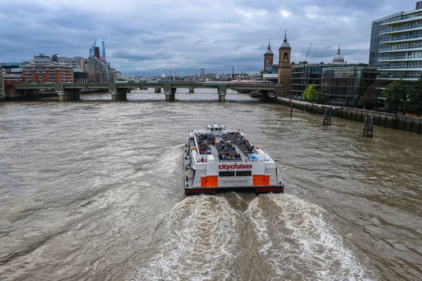 London England August 12Th 2018 People Enjoying Boat Cruise Ride — Stock Photo, Image