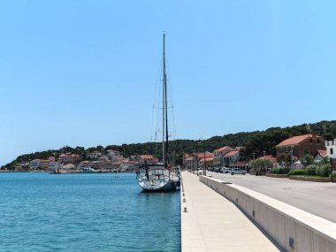 Tisno, Hırvatistan-3 Haziran 2021: Yeni turizm sezonunun başlangıcında Hırvatistan 'ın Murter Adası' ndaki küçük Tisno kasabasında demirli yelkenliler
