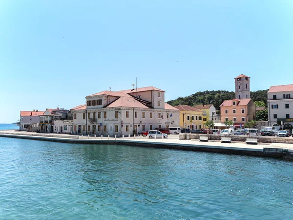 Tisno, Hırvatistan-3 Haziran 2021: Orta Dalmaçya 'daki Murter Adası' nda yer alan Akdeniz mimarisi ile güzel küçük bir kasaba olan Tisno              