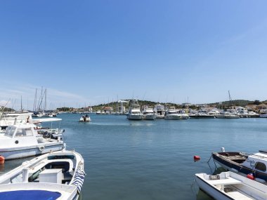 Jezera, Hırvatistan-3 Haziran 2021: Hırvatistan 'ın Murter adasında yaz mevsiminin başında yer alan küçük balıkçı kasabası Jezera' nın limanında demirli balıkçı tekneleri