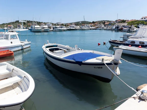 Jezera, Hırvatistan-3 Haziran 2021: Hırvatistan 'ın Murter adasında yaz mevsiminin başında yer alan küçük balıkçı kasabası Jezera' nın limanında demirli balıkçı tekneleri