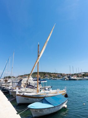 Jezera, Hırvatistan-3 Haziran 2021: Hırvatistan 'ın Murter Adası' ndaki küçük turistik yer olan Jezera limanında demirli küçük, adalı balıkçı tekneleri