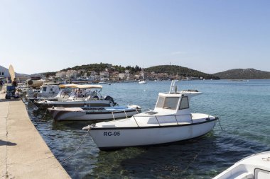 Rogoznica, Hırvatistan-26 Temmuz 2021: Güzel, küçük bir balıkçı kasabası olan Rogoznica, şimdi Adriyatik Denizi 'nin Hırvat tarafında, güzel mimarisi ve beyaz balıkçı tekneleriyle ünlü bir turizm beldesi.