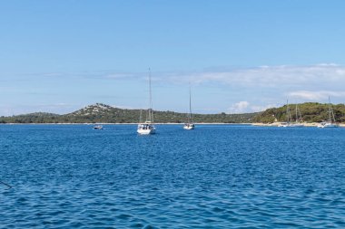 Hırvatistan 'ın Rogoznica kentindeki küçük balıkçı kasabası Dalmaçya' nın orta kesiminde, güzel doğası ve kristal berrak denizi ile ünlü harika bir deniz konumu.