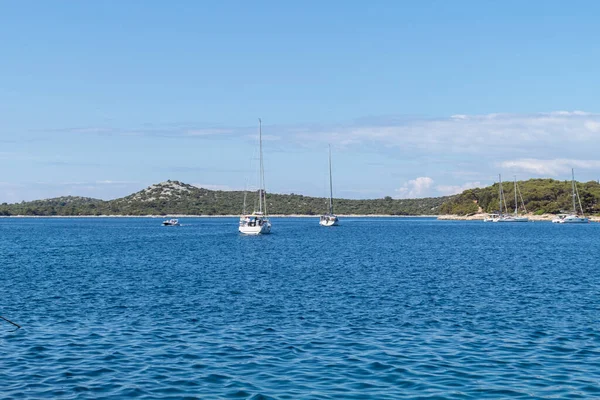 Hırvatistan 'ın Rogoznica kentindeki küçük balıkçı kasabası Dalmaçya' nın orta kesiminde, güzel doğası ve kristal berrak denizi ile ünlü harika bir deniz konumu.