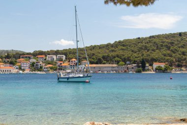 Rogoznica, Hırvatistan-26 Temmuz 2021: Hırvatistan 'ın orta Dalmaçya bölgesindeki harika eski balıkçı kasabası Rogoznica, popüler turist ve deniz beldesi