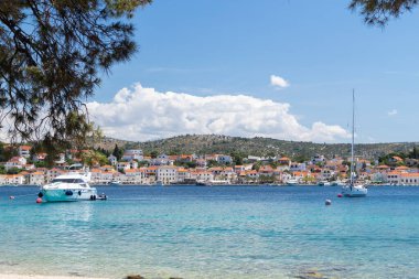 Rogoznica, Hırvatistan-26 Temmuz 2021: Hırvatistan 'ın orta Dalmaçya bölgesindeki harika eski balıkçı kasabası Rogoznica, popüler turist ve deniz beldesi