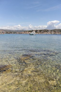 Hırvatistan 'ın orta Dalmaçya kentindeki Rogoznica kıyısında, temiz su yüzeyinin altında taş ve kayalarla muhteşem, sığ bir deniz.