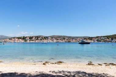 Rogoznica, Hırvatistan-26 Temmuz 2021: Dalmaçya 'nın orta kesimindeki güzel Rogoznica, deniz turizmi ve berrak mavi denizleriyle ünlü küçük balıkçı kasabası