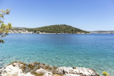 Yoğun çam ormanlarıyla kaplı ve açık mavi denizlerle çevrili Rogoznica 'nın muhteşem yeşil yarımadası deniz turizmi için harika bir yaz ortamı yaratıyor.