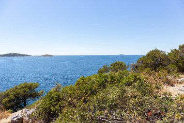 Dalmaçya 'nın orta kesimindeki Rogoznica yarımadasından yoğun, yeşil çam ormanlarıyla kaplı açık deniz ve adaların muhteşem manzarası.
