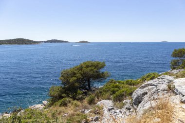 Dalmaçya 'nın orta kesimindeki Rogoznica yarımadasından yoğun, yeşil çam ormanlarıyla kaplı açık deniz ve adaların muhteşem manzarası.