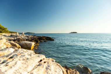 Rogoznica 'nın harika kayalık kıyıları, Adriyatik' in Hırvat tarafındaki küçük Dalmaçya kasabası, deniz turizmi ve büyük balık avı ile ünlüdür.
