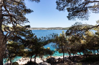 Güzel Rogoznica yarımadası ve körfezi turkuaz renkli deniz, deniz turizmi için popüler bir yer