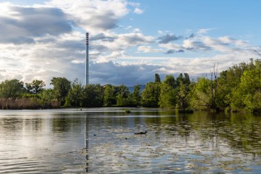 Güzel Savica Gölü yakınlarındaki güzel bir göl üzerinde yükselen yüksek ısıtma tesisi bacası, balıkçılar için popüler bir yer ve Zagreb şehir merkezi yakınlarındaki dinlenme merkezi.