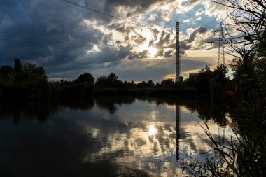 Zagreb 'in doğu kesiminde, yaklaşan fırtına bulutlarıyla birlikte Savica göllerinin yakınlarındaki balıkçılık göletleri üzerinde harika bir yaz günbatımı yaşanıyor.