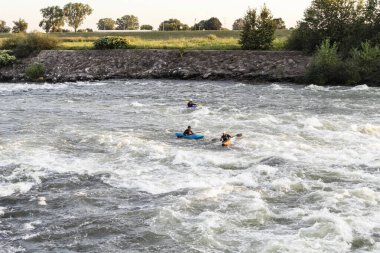 Zagreb, Hırvatistan-21 Mayıs 2020: Kayakçılar Zagreb kenti yakınlarındaki Sava nehrinde kürek çekip eğleniyorlar