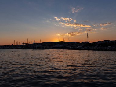 Vodice, Hırvatistan-3 Haziran 2021: Hırvatistan 'ın popüler adriyatik tatil beldesi Vodice' de yaz turizm sezonunun başlangıcında şaşırtıcı ve altın gün batımı