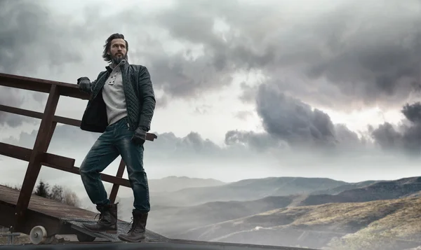 Ülke alanında restin esmer yakışıklı