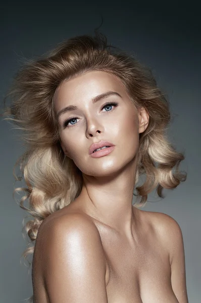 Porträtt av en naturlig blond tjej med perfekt hud och lång curl — Stockfoto