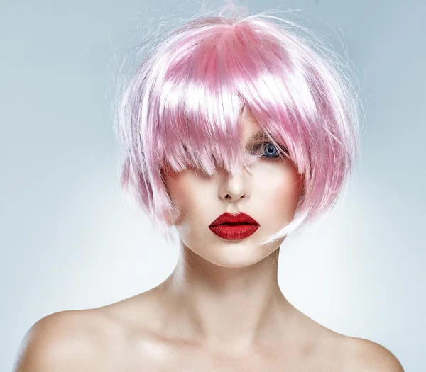 Porträtt av en glamour flicka med röda läppar och rosa hår isolerade — Stockfoto