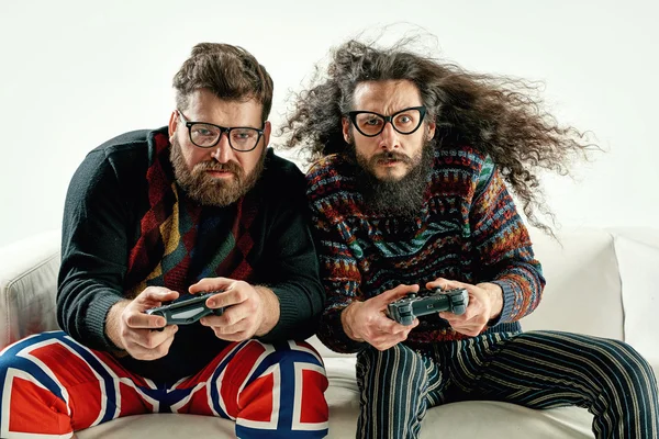 Retrato engraçado de dois melhores amigos jogando jogos — Fotografia de Stock