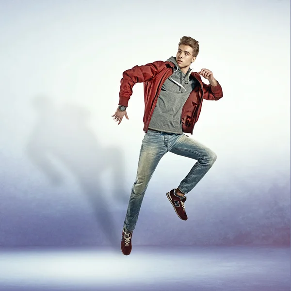 Retrato de un joven saltando en el aire — Foto de Stock