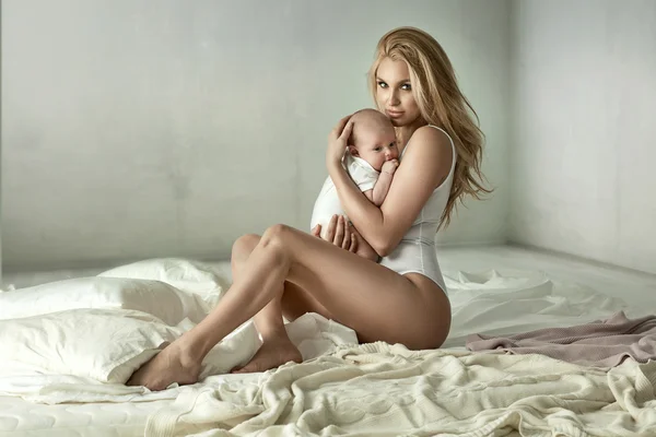 Portret van een gelukkige familie, de moeder en de pasgeboren baby — Stockfoto