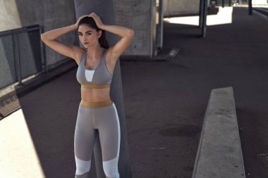 Çekici ve sakin bir sporcunun portresi. 