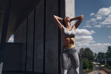 Atletik kadın yorucu koşudan sonra dinleniyor.