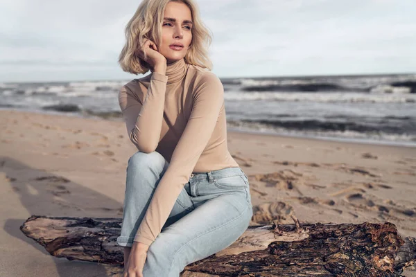 Lugn Attraktiv Blond Realxing Stranden — Stockfoto