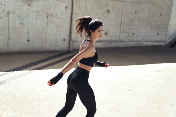 Porträt Einer Athletischen Frau Beim Sprinttraining Stockbild