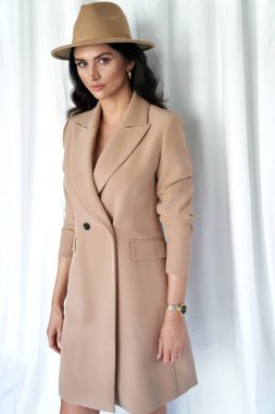 Çekici esmer kadın modaya uygun giyiniyor.