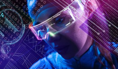 Fütürist dijital cihazlar kullanan genç bir kadının kavramsal portresi