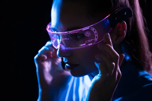 Porträt Einer Jungen Frau Mit Futuristischer Digitaler Brille — Stockfoto