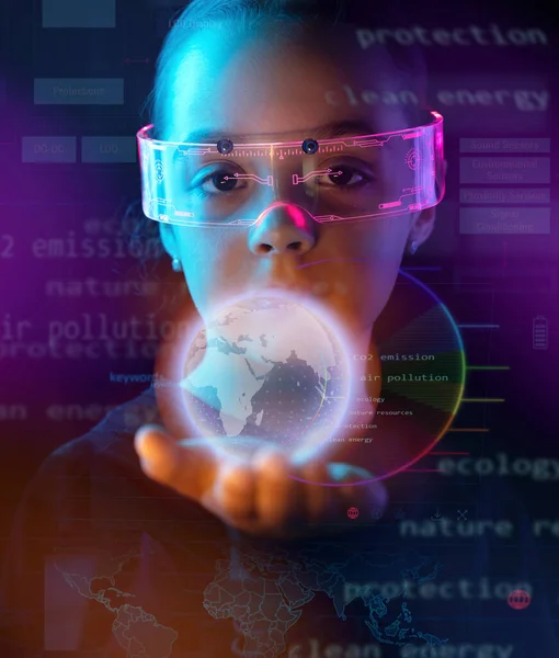 Konzeptfoto Eines Intelligenten Kindes Mit Dem Hologramm Der Erde — Stockfoto