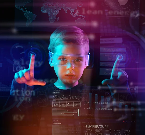 Porträt Eines Smarten Niedlichen Jungen Mit Einem Futuristischen Digitalen Gerät — Stockfoto