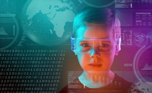 Nahaufnahme Porträt Eines Kleinen Jungen Inmitten Futuristischer Technologie — Stockfoto