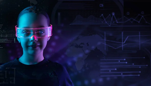 Konzeptionelles Porträt Eines Jungen Niedlichen Mädchens Mit Futuristischer Technologie — Stockfoto