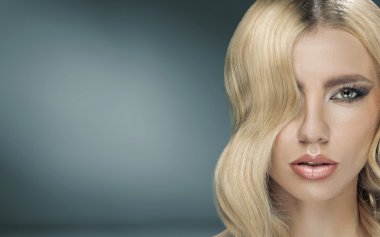 Güzel genç bayan süslü saç modeli ile