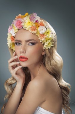 Çiçek tacı olan güzel sarışın