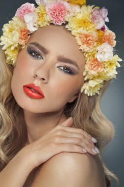 Büyük şehvetli dudakları ile çekici kız