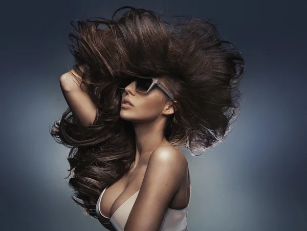 Attraktiv dam med yviga frisyr — Stockfoto
