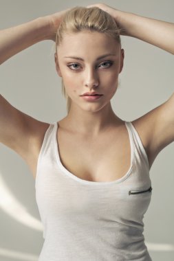 Sakin, ciddi bir kadın bir saç modeli yapma