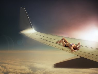 Kavramsal bir seyahat kadın fotoğrafı