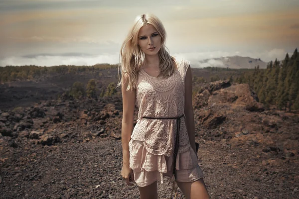 Fröhliche blonde Dame in der Wüste — Stockfoto