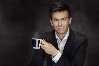 Kahve fincanı tutan yakışıklı mna portresi