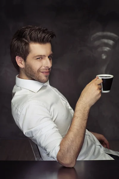 Elegante uomo che beve il caffè con il vapore WiFi — Foto Stock