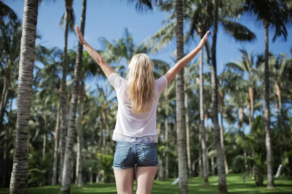 Joyeux jeune femme dans l'allée des palmiers — Photo