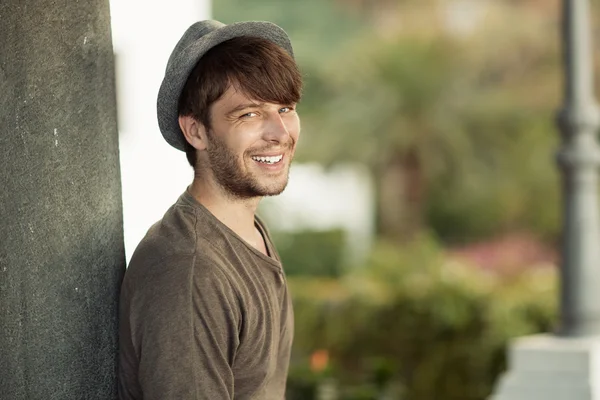 Smiling man relaxing on the vacation — Stock Photo, Image